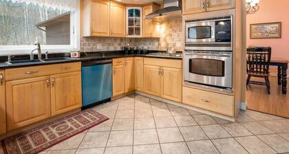 Expansive mountainside retreat, close to Stowe, Smuggler's Notch, Jay