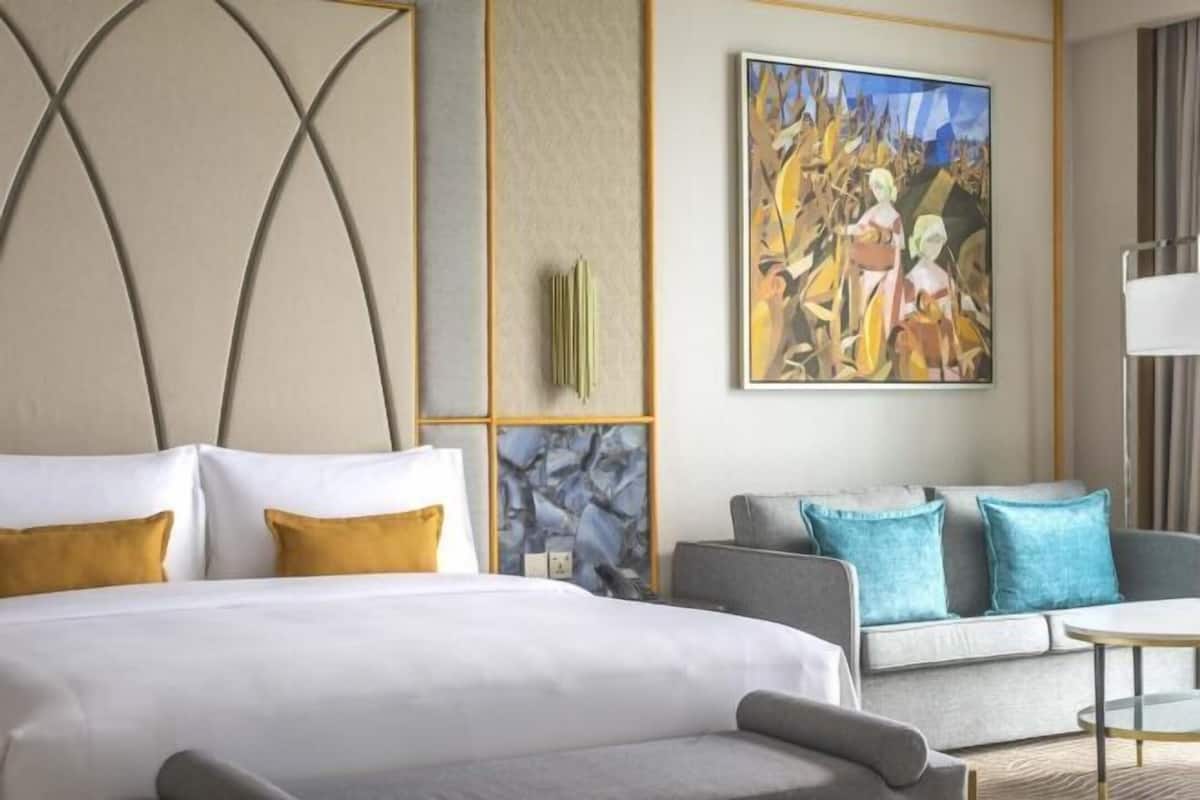 Ropa de cama de alta calidad y caja de seguridad en la habitación