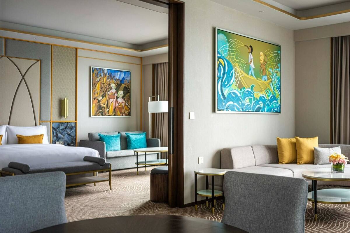Premium bedding, in-room safe, desk, laptop workspace