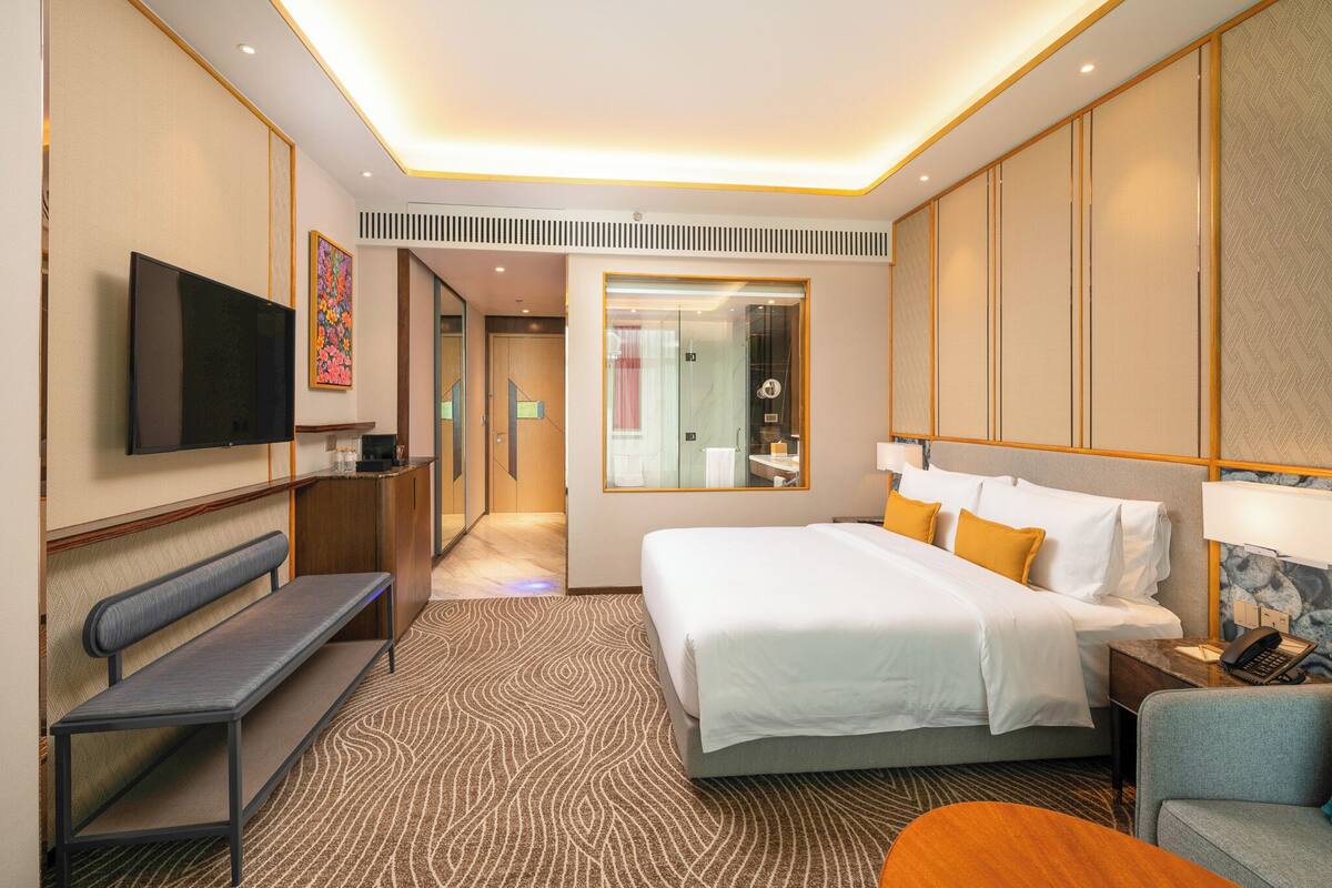 Deluxe Room, 1 King Bed | Premium bedding, in-room safe, desk, laptop workspace