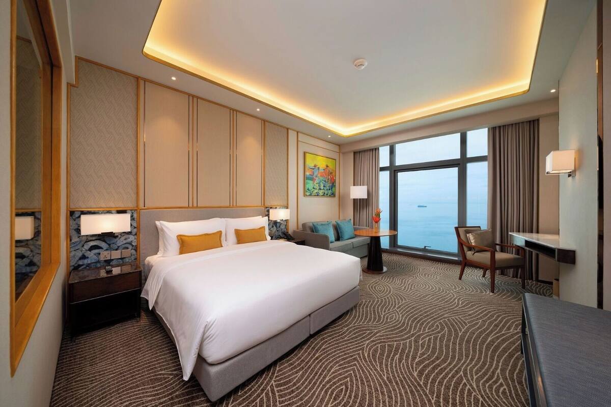 Deluxe Room, 1 King Bed, Sea View (Executive) | Premium bedding, in-room safe, desk, laptop workspace
