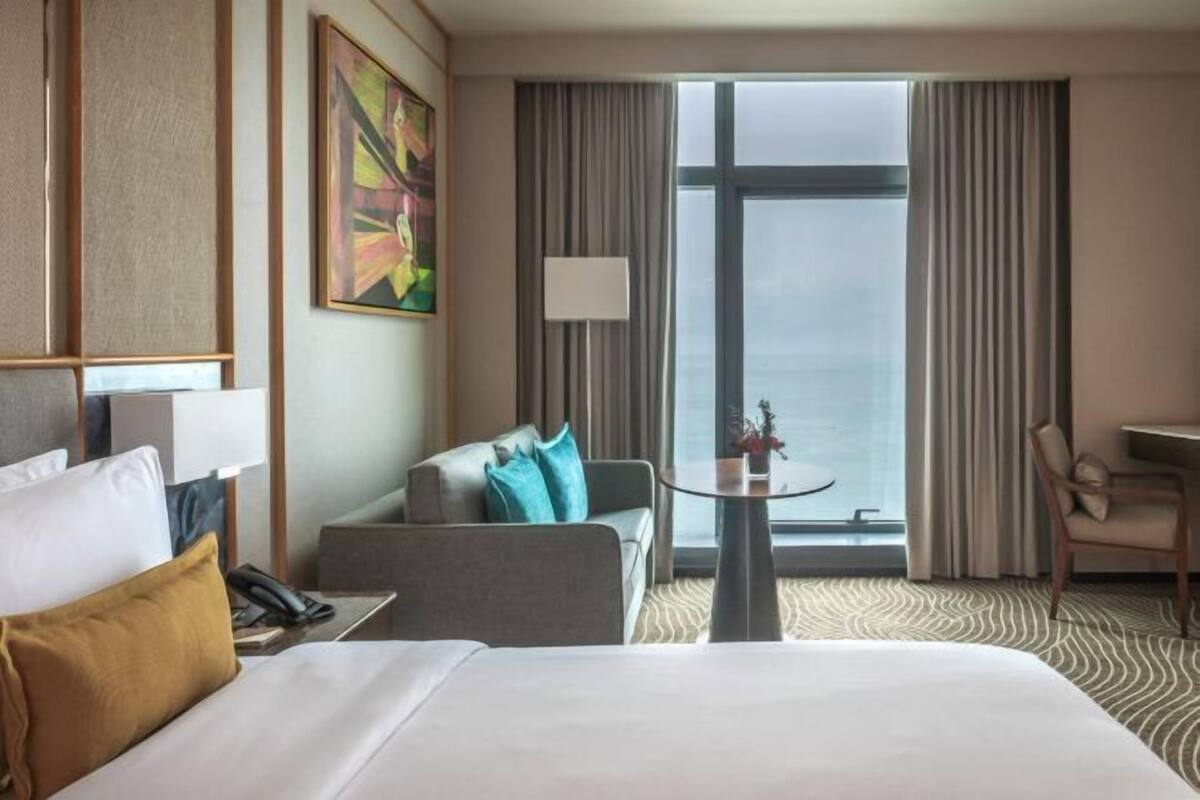 Premium bedding, in-room safe, desk, laptop workspace