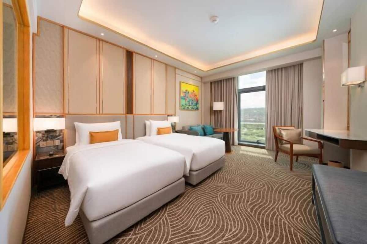 Premium bedding, in-room safe, desk, laptop workspace