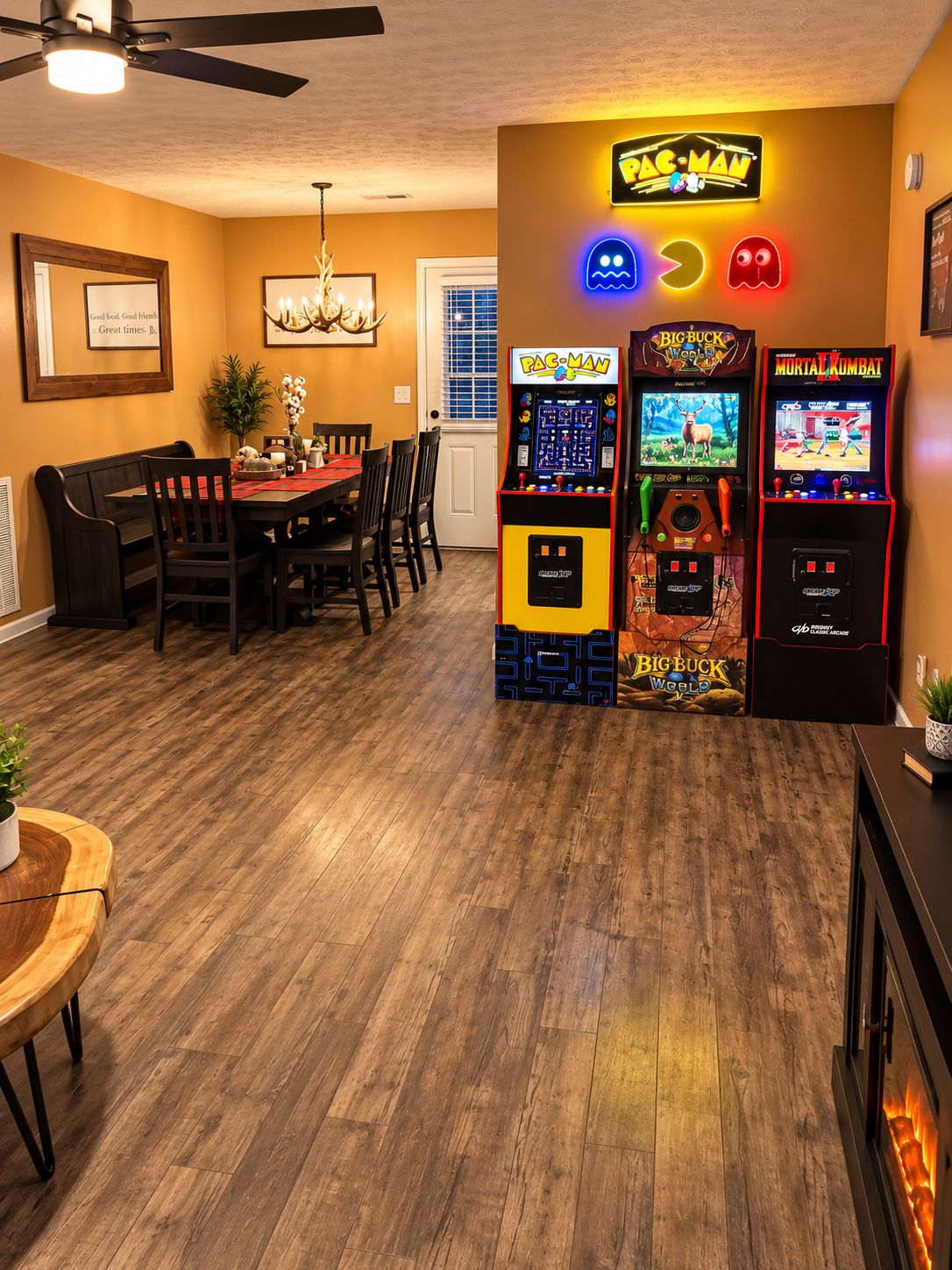 Quarto com uma mesa de jantar, cadeiras e três máquinas de jogos eletrônicos.