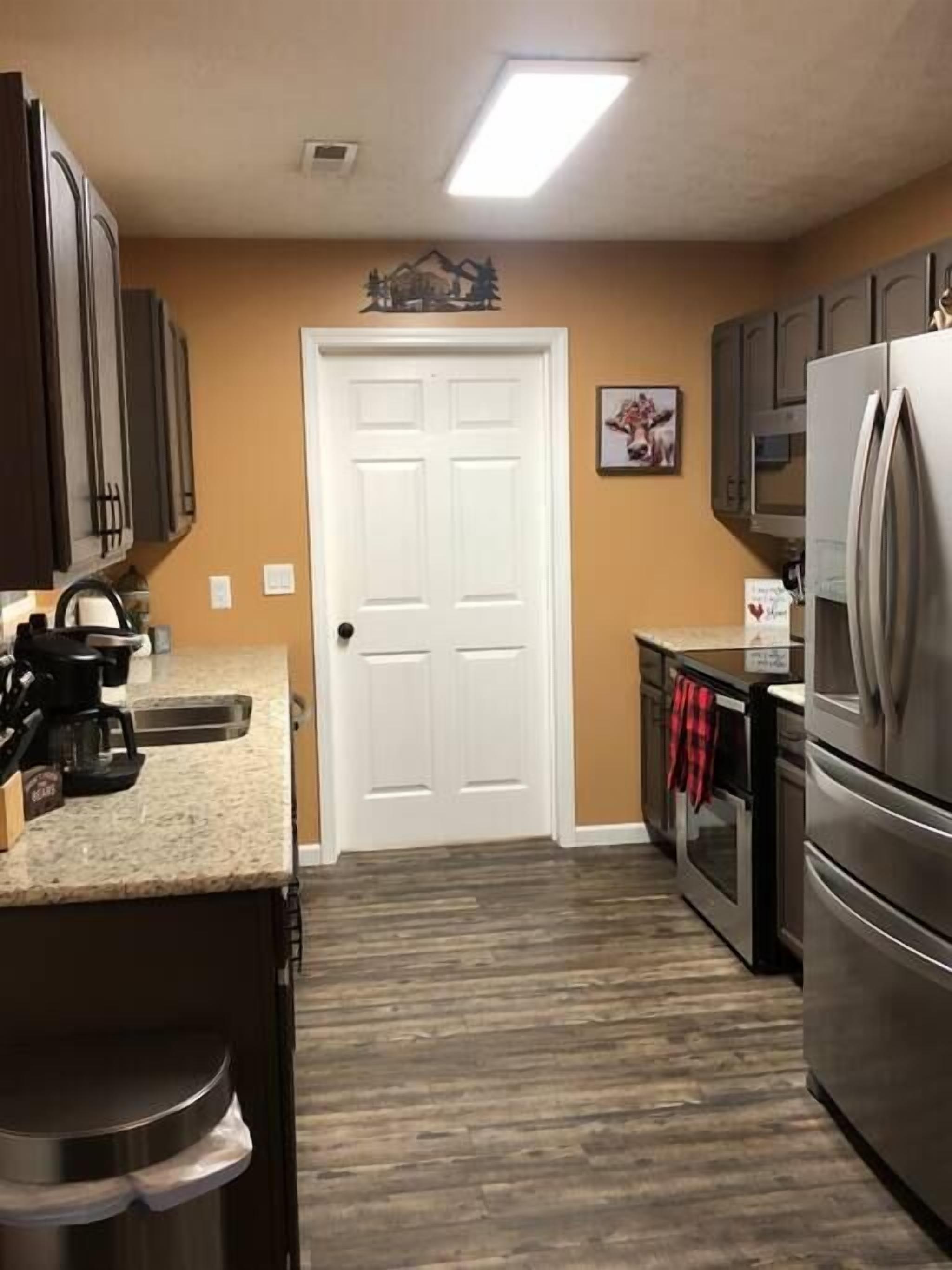 Jääkaappi, mikroaaltouuni, uuni, liesi