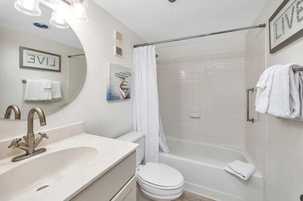 Une salle de bain moderne avec un lavabo, des toilettes et une douche.