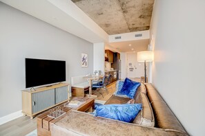 Tv, bordtennisbord, bøger