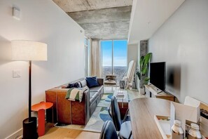 TV, table tennis, books - Rainey St. condo with balcony, rooftop pool, fitness center and coffee shop (Austin)