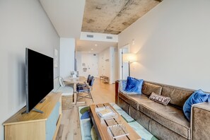 Tv, bordtennisbord, bøger