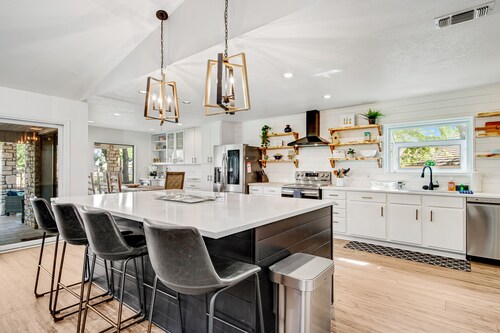 Spacious & elegant haven with huge yard, updated interior, AC, & fast WiFi