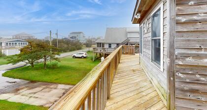 Delightful home near the beach & town with pool & private hot tub - dog-friendly