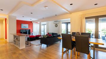 House | In-room dining