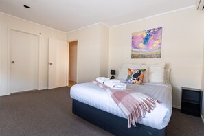 House | 4 bedrooms, desk, laptop workspace, iron/ironing board