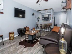 Smart TV - Vintage Getaway/Downtown Charm/Medical Center, UH, TSU, Toyota Center, NRG (Houston)