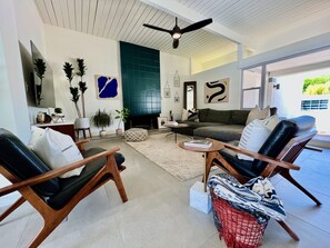 Smart-TV, Kamin, Bücher, Stereoanlage