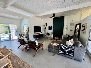 TV connectée, cheminée, livres, chaîne hi-fi