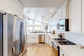 Frigorifero, microonde, forno, piano cottura