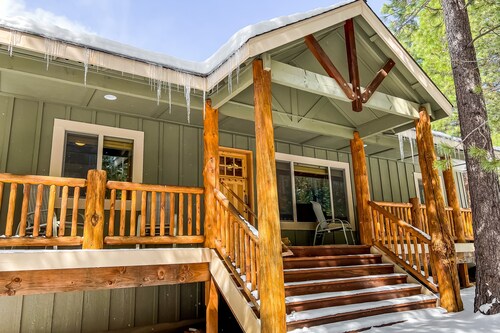 Dog-friendly home with central AC, fireplace, WiFi, washer/dryer