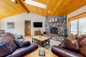 Televisión, chimenea y monitor de computadora