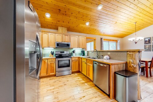 Dog-friendly home with central AC, fireplace, WiFi, washer/dryer