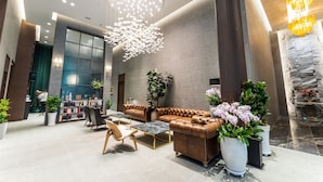 A modern lobby with a seating area, a large window, and a decorative chandelier. - Hotel Soulhada (Incheon)