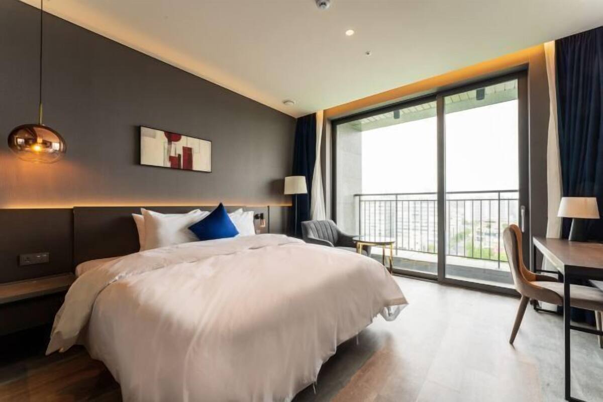 Premium bedding, WiFi (free), bed sheets