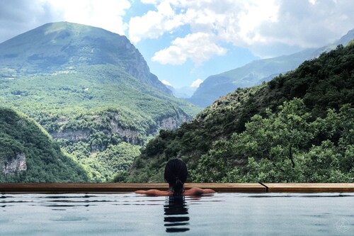 Fascinating ancient tower in the Parco Nazionale dei Monti Sibillini. Breathtaking view, pool, heate