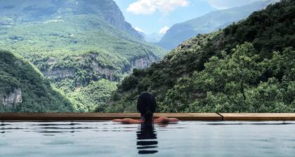 Fascinating ancient tower in the Parco Nazionale dei Monti Sibillini. Breathtaking view, pool, heate