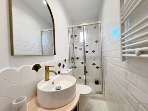 Dusche, Haartrockner, Handtücher