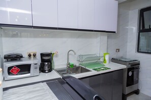 Kühlschrank, Mikrowelle, Ofen, Wasserkocher mit Kaffee-/Teezubehör