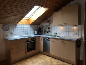 Kühlschrank, Ofen, Herdplatte, Wasserkocher mit Kaffee-/Teezubehör