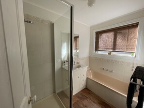 Badewanne, Haartrockner, Handtücher, Toilettenpapier