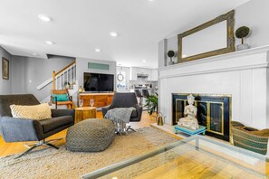 تلفزيون ذكي، مدفأة، مشغل دي في دي، كُتُب