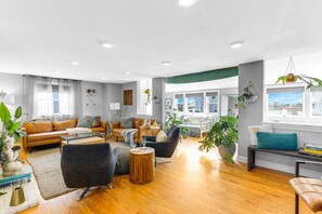 تلفزيون ذكي، مدفأة، مشغل دي في دي، كُتُب