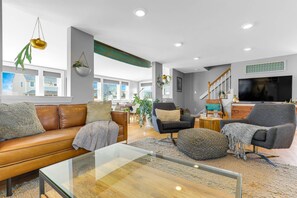 تلفزيون ذكي، مدفأة، مشغل دي في دي، كُتُب