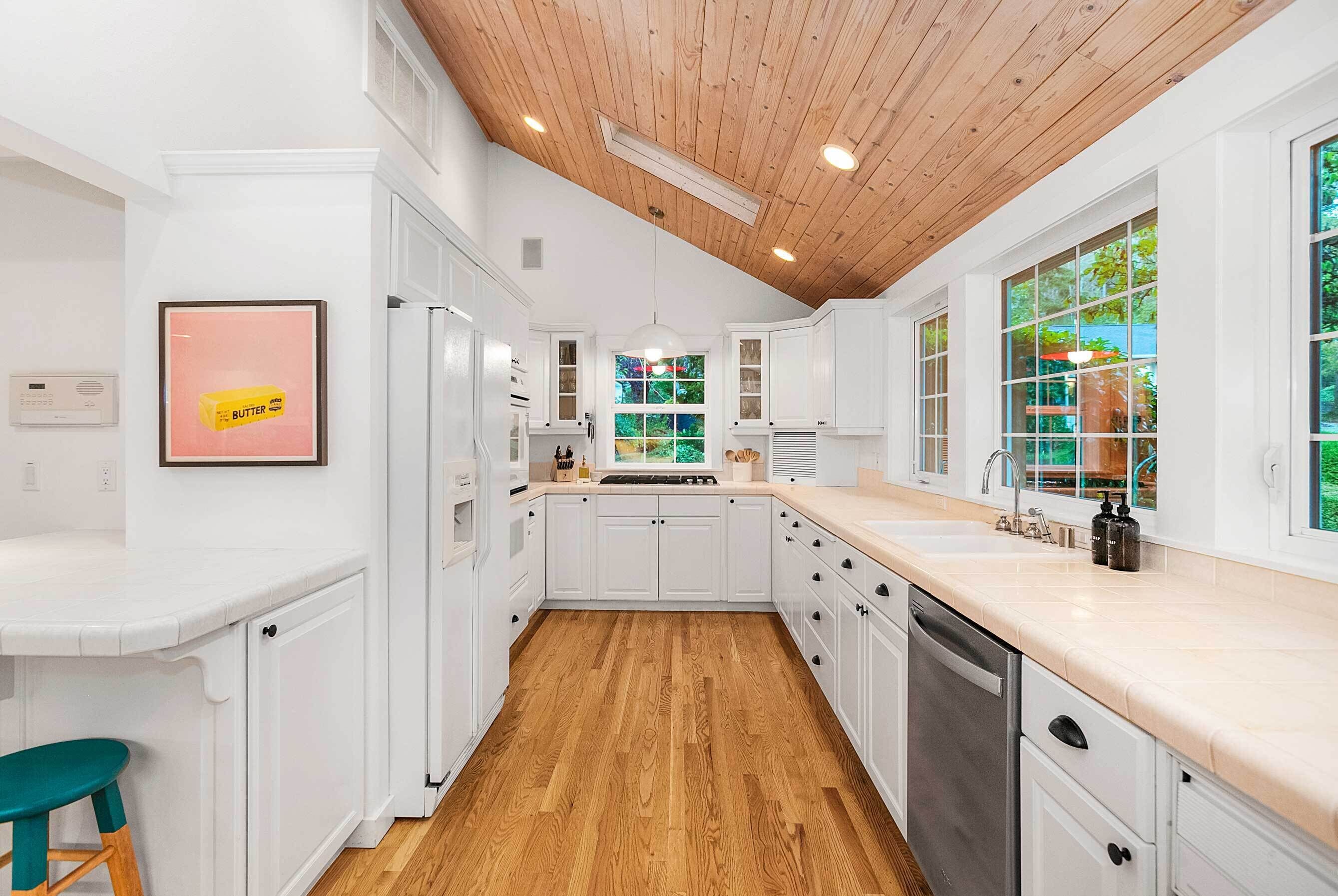 Full-size fridge, microwave, stovetop, dishwasher