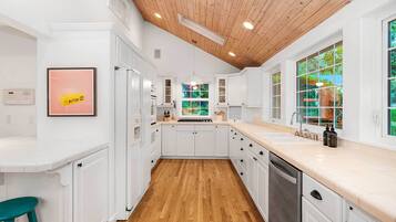 Full-size fridge, microwave, stovetop, dishwasher