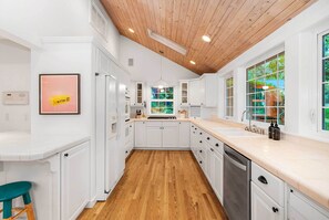Full-size fridge, microwave, stovetop, dishwasher