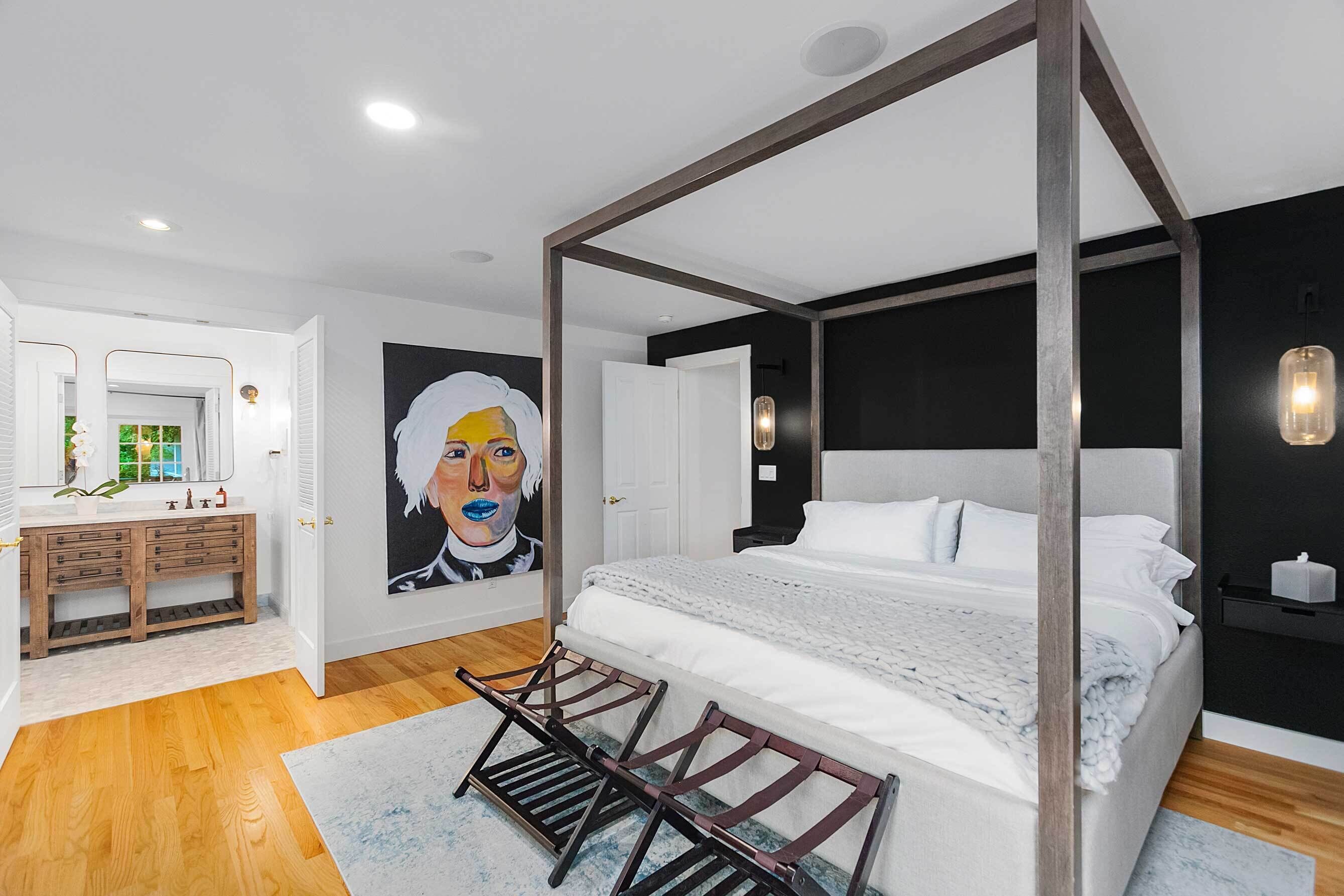 5 bedrooms, desk, Internet, bed sheets
