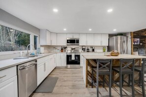 ثلاجة، ميكروويف، غسالة أطباق، ماكينة لصنع القهوة/الشاي