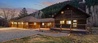 Cabin by North Clear Creek. Private Hot Tub. Pets Welcome.