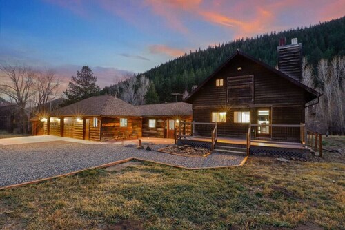 Cabin by North Clear Creek. Private Hot Tub. Pets