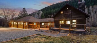 Cabin by North Clear Creek. Private Hot Tub. Pets