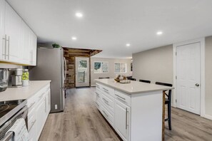 Refrigerador, microondas, lavavajillas y cafetera y tetera 