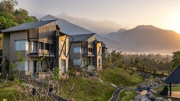 Suite monolocale, balcone, vista montagna | Biancheria da letto di alta qualità, materassi a doppio strato, minibar