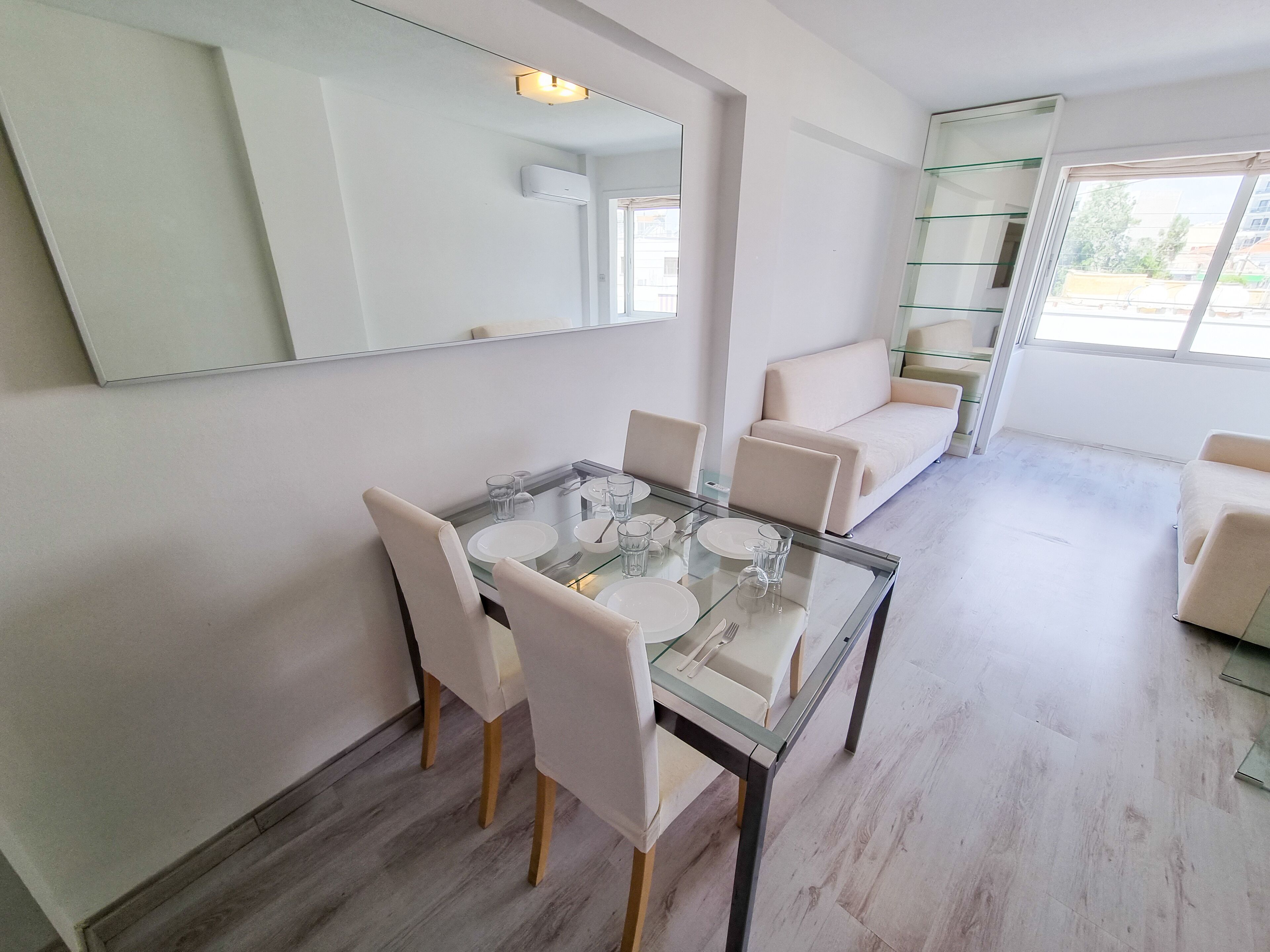 Cheer Up City Apartment