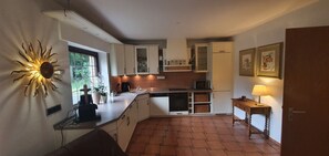 Fridge, microwave, oven, stovetop - Ferienhaus/Wohnung auf dem Eltenberg 9 Personen,4 Badezimmer, Terrasse im Grünen (Emmerich am Rhein)