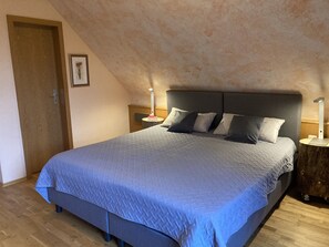 4 bedrooms, iron/ironing board, free WiFi, bed sheets - Ferienhaus/Wohnung auf dem Eltenberg 9 Personen,4 Badezimmer, Terrasse im Grünen (Emmerich am Rhein)