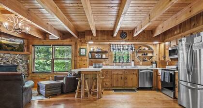 *Gorgeous Cabin w/ VIEWS + Hot Tub! SLEEPS 6!*