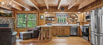 *Gorgeous Cabin w/ VIEWS + Hot Tub! SLEEPS 6!*